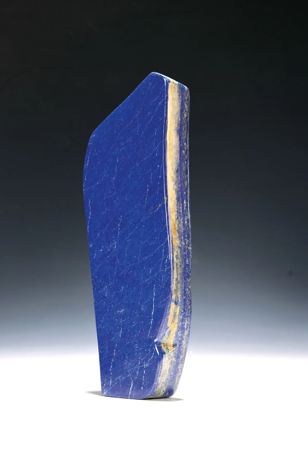 Lapis-lazuli en forme libre, Afghanistan, 3400g, taillé et poli, moucheté de blanc