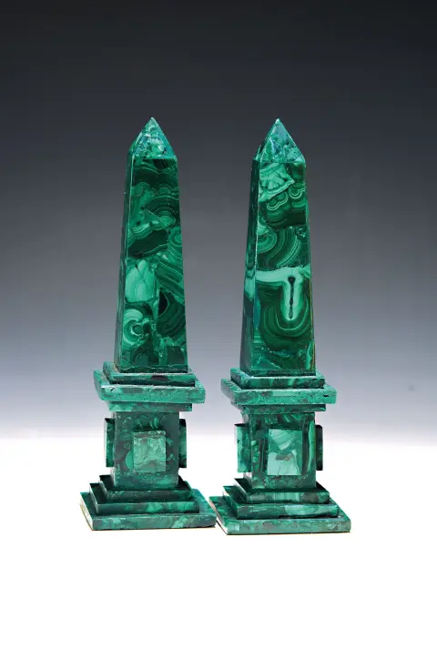 Paire d'obélisques en malachite, époque moderne, H. 18 cm