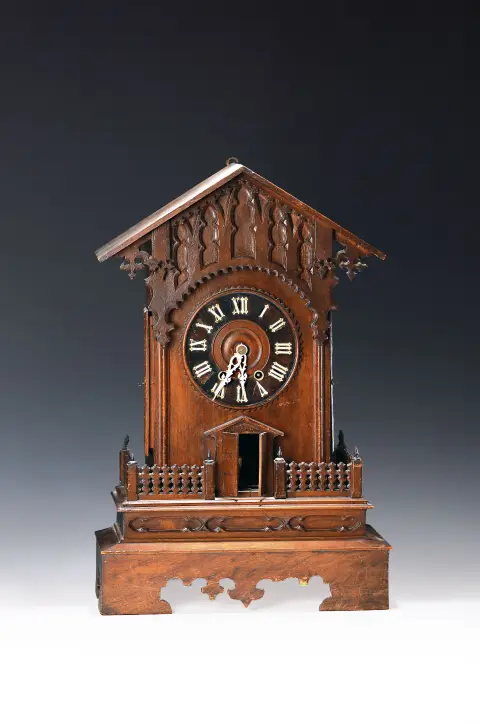 Grande pendule de table avec trompette en forme de Bahnhäusle, Forêt-Noire, vers 1880, richement
