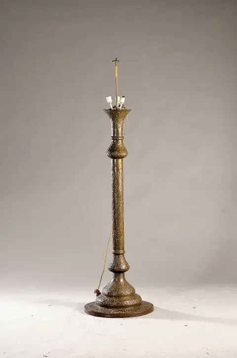 Lampe, probablement Syrie, début 20e s., métal patiné bronze, 3 brûleurs, richement