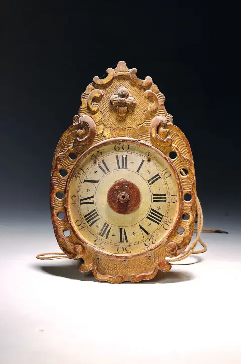Horloge murale, Forêt-Noire, avec écusson en stuc, fin 18e s., écusson en bois doré avec