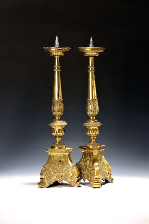 Paire de chandeliers d'église ou d'autel, 19e s., laiton, forme baroque tardive, H. 53 cm