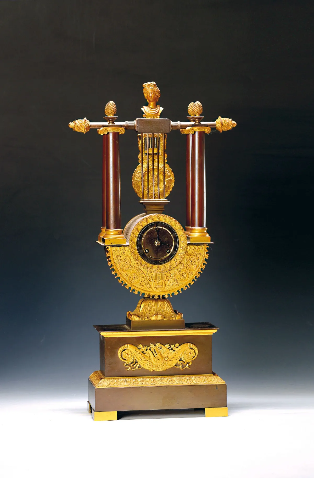 Lier-vormige pendule, Frankrijk, midden 19e eeuw, bronzen kast, deels bruin