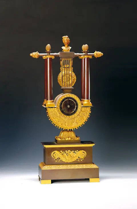 Pendule en forme de lyre, France, milieu XIXe s., boîtier en bronze, partiellement brun