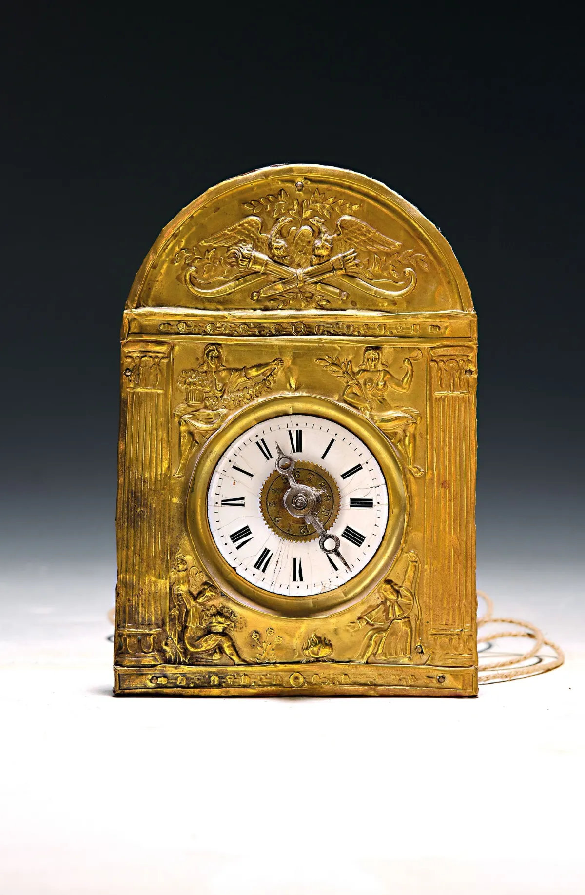 Kleine Zwarte Woud klok met messing plaat en wekker, ca. 1860/70, geperst messing front,