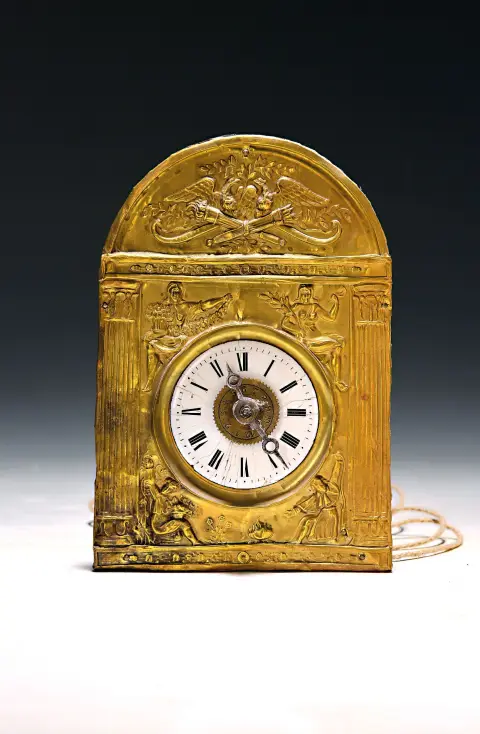 Petite horloge de la Forêt-Noire avec plaque en laiton et réveil, vers 1860/70, façade en laiton estampée,