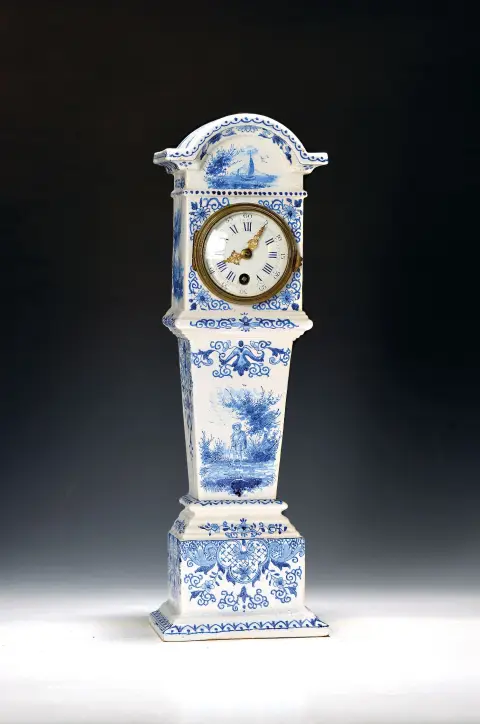 Pendule de table, probablement Angleterre, 2e moitié du 19e siècle, grès avec décor imprimé bleu style Delft