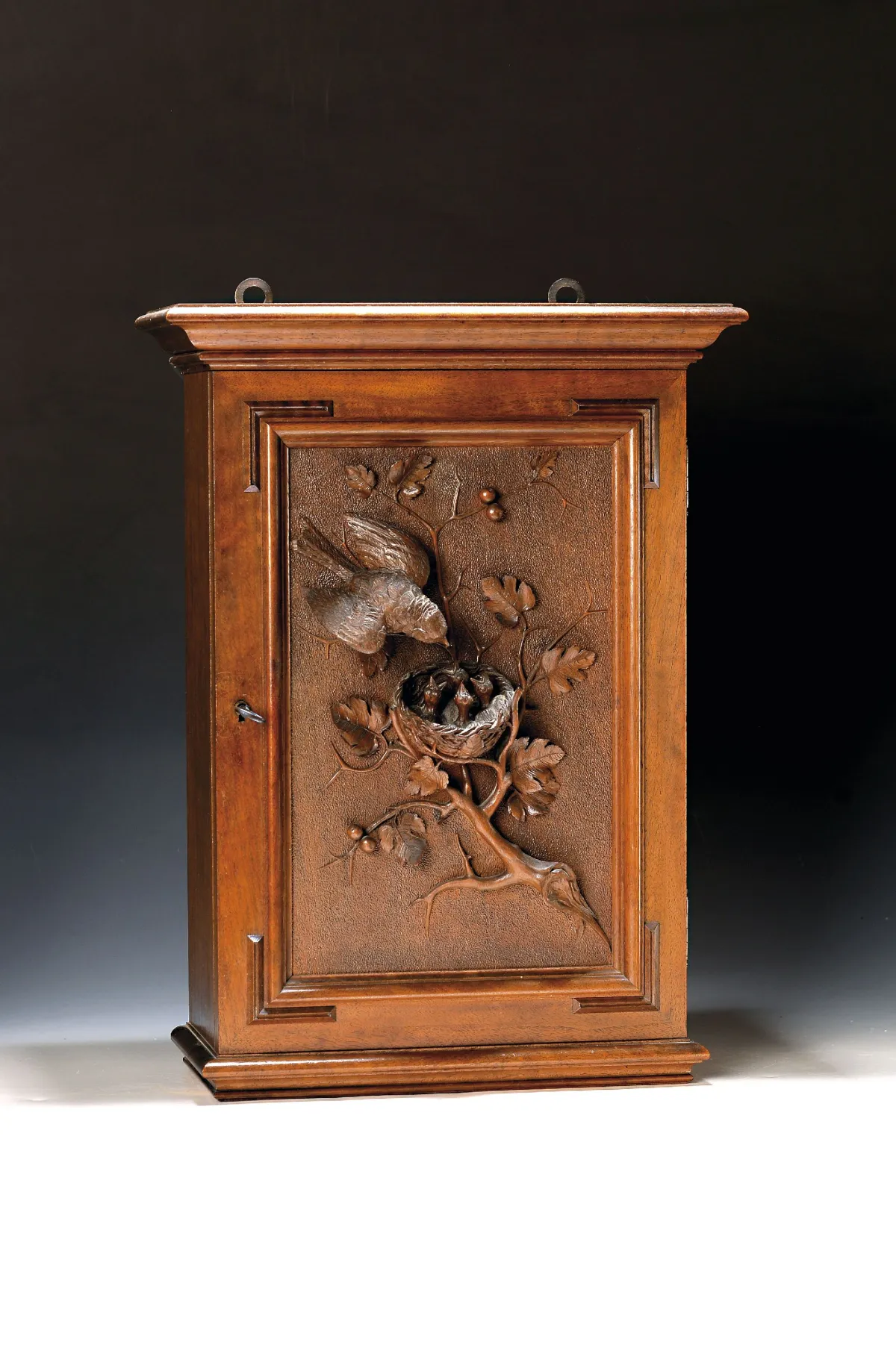 Wandschränkchen, deutsch, um 1890-1900, Nußbaum, Türfüllung reich vollplastisch