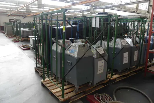 Lot afvalcontainers, met 4x opslagrails