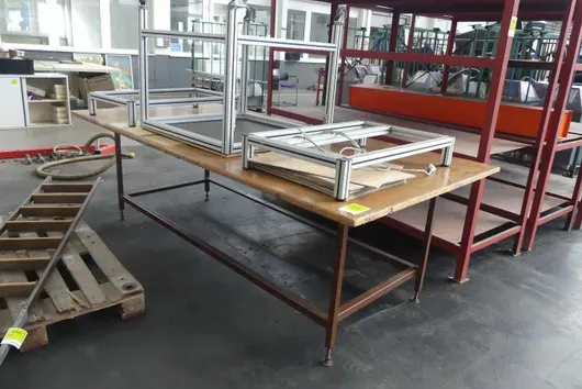 Table de travail avec chariot