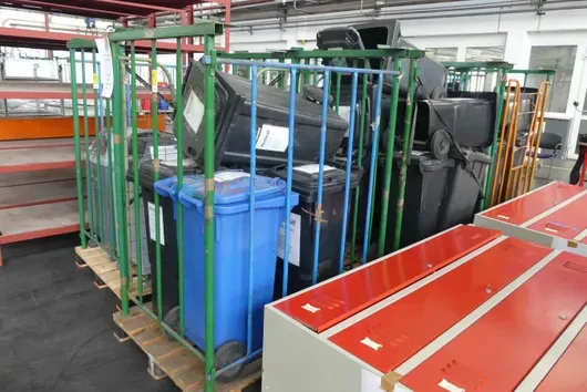 Partij afvalcontainers, met 2x zijrekken