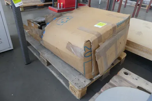 Partij industriële benodigdheden/componenten, met pallet