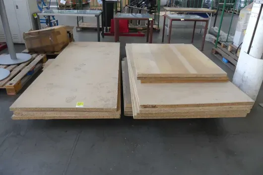 2x pallet met houtachtige platen
