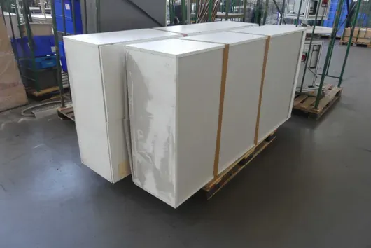 2x Schrank, mit Palette