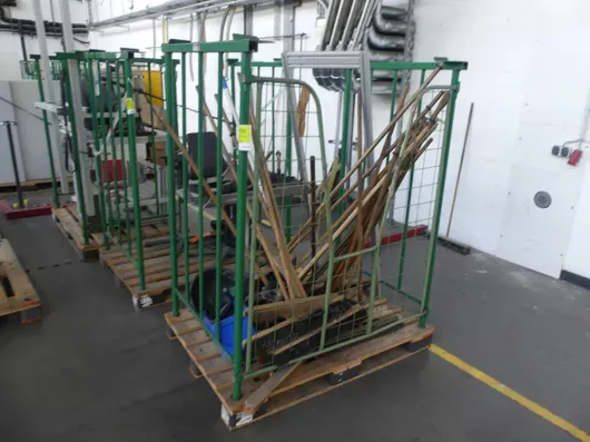 Partij bezems/diversen, met pallets