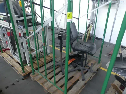 Partij industriële benodigdheden, met pallets
