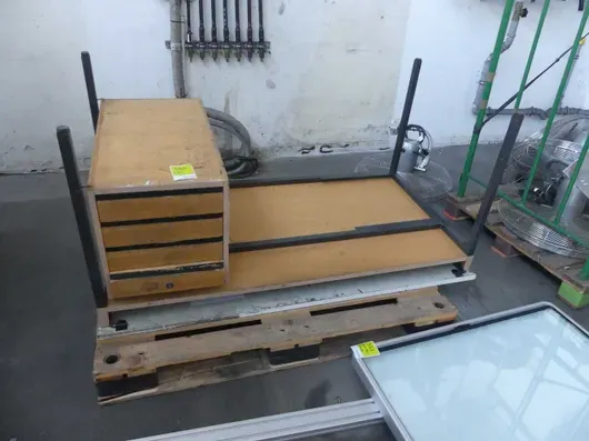 Arbeitstisch, mit Palette