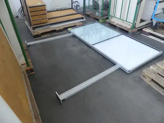 Vitrine, modèle sur pied