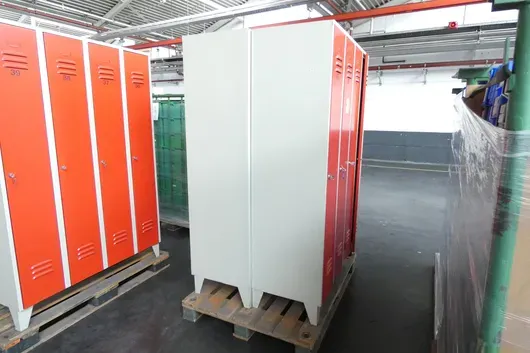 2x Spindschrank, mit Palette