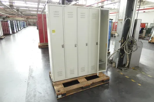 Kledingkast met pallet