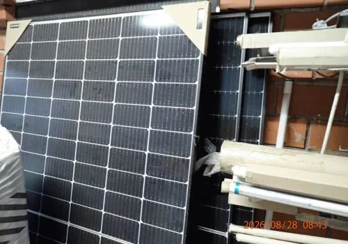 1 lot de stock composé de modules solaires, restes de câbles, matériel d'installation, appareils électriques mis au rebut