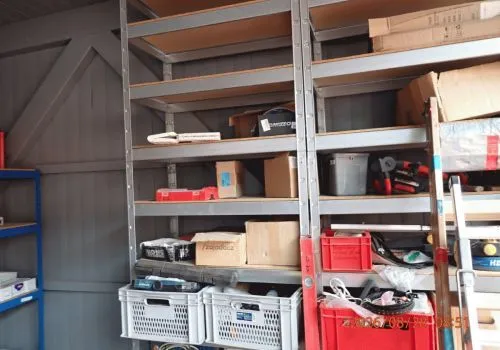 4 étagères Felder, avec contenu : matériel d'installation électrique et restes