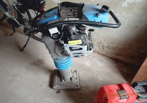 1 pilonneuse Weber SRV590, année 2020, puissance nominale 2,6 KW, 62 kg, avec moteur Honda GX120