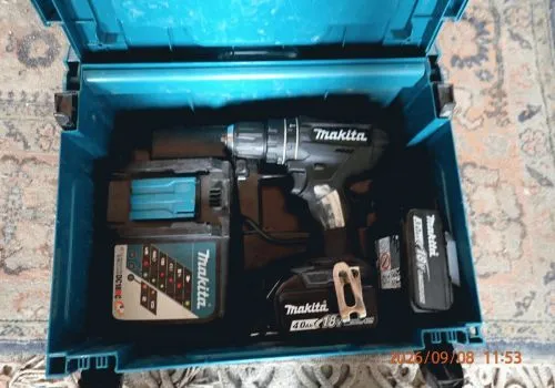 1 accuboormachine Makita DHP482, in koffer, met 2 accu's, 1 x 3,0 Ah, 1 x 4,0 Ah en lader