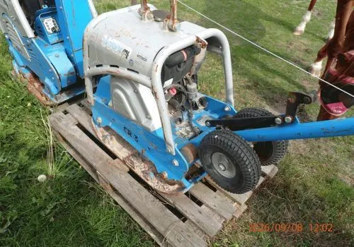 Trilplaat Weber CR3-II.E, bouwjaar 2020, serienr.: 20035130, 224 kg, nominaal vermogen 3,1 kW, met elektrische start, 0,50 m breed, met wielset
