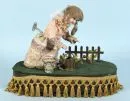 Puppenautomat - Gärtnerin – Puppe mit Porzellankopf und Stoffkörper auf Draht, Bewegungsmechanismus mit Spieluhr, Schlüsselaufzug, auf großem…