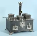 Cuisinière de poupée – tôle, sur 4 pieds à pattes, 5 feux, 3 portes, avec tuyau et 5 casseroles, 33 x 30 x 21 cm