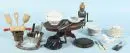 Accessoires de cuisine de poupée, env. 40 pièces – divers matériaux et formes, dont porcelaine, couverts, ustensiles, 1 table ovale