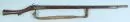 Fusil à mèche – crosse en noyer avec garnitures en fer, canon en acier rond et décoré, avec sangle, L= 160 cm, oriental, début 19e s.