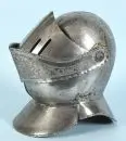 Casque de chevalier – fer, riches décorations gravées, visière relevable, H=31 cm, probablement historicisme, XIXe s.