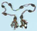 Objet tribal africain - Collier – perles de verre colorées avec coques de noix et pendentifs en métal, L= 65 cm