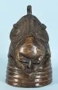 Objet tribal africain - Masque casque – Bois, teinté brun, décorations sculptées avec 2 visages, H= 37 cm, dans le style Mende, réplique