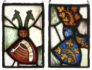 Vitraux, 2 pièces – peints à la main avec motifs de blasons, chacun 29,5 x 19 cm, probablement 19e siècle, chacun avec 1 ou 2 vitres cassées