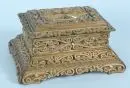 Coffret à couvercle – bois, laqué et à paillettes d'or, ornements richement sculptés, large socle, intérieur en tissu vert, 13 x 28 x 21 cm ;