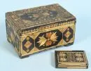 Dekseldozen, 2 stuks – hout, stro-inlegwerk, bloem- en ornamentdecoraties, B= 10/20 cm, licht beschadigd