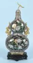 Vase double courge – laiton, riche décor cloisonné avec fleurs, oiseau et papillon, 2 anses ornées, sur socle en bois sculpté, H totale= 40 cm, Chine
