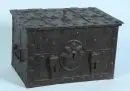 Caisse-forte – fer forgé (patiné), couvercle avec serrure, poignées rabattables sur les côtés, 32 x 53 x 34 cm, probablement 17e s.