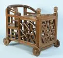 Poussette – bois teinté brun, décor ajouré et ornements sculptés, sur 4 roues en bois, env. 51 x 44 x 65 cm, Suzhou, Chine, vers 1880, avec certificat (copie)