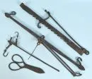 Ustensiles de cuisine, 4 pièces – fer forgé, formes diverses, L= 30-82 cm, 2 balances à fléaux, 1 paire de ciseaux, scie à bûches, 18e/19e s.;