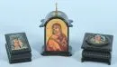 Boîtes laquées, 3 pièces – laque noire, formes diverses, 2 avec scènes mythologiques, 1 avec motif de la Mère de Dieu, H= 3-11 cm, Russie, 20e s.;