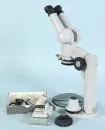 Microscope "Carl Zeis" avec accessoires – métal, gris, H max= 42 cm, avec divers oculaires et plaques de verre