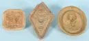 Modèle, 3 pièces – argile, formes et décors variés, H= 10-18,5 cm, probablement 17e/18e s., 1 endommagé