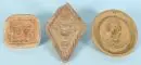 Modèle, 3 pièces – argile, formes et décors variés, H= 10-18,5 cm, probablement 17e/18e s., 1 endommagé