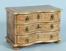 Minatuurcommode – notenhout, bandintarsia's, 4 gedraaide poten, gebogen front met 3 laden, geprofileerd blad, 25 x 36 x 31 cm
