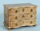 Commode miniature – noyer, incrustations en bandes, 4 pieds tournés, façade bombée avec 3 tiroirs, plateau profilé, 25 x 36 x 31 cm