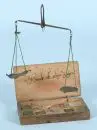 Balance à monnaie – balance fer/laiton, 7 poids en laiton, dans écrin en bois décoré, 18e s.